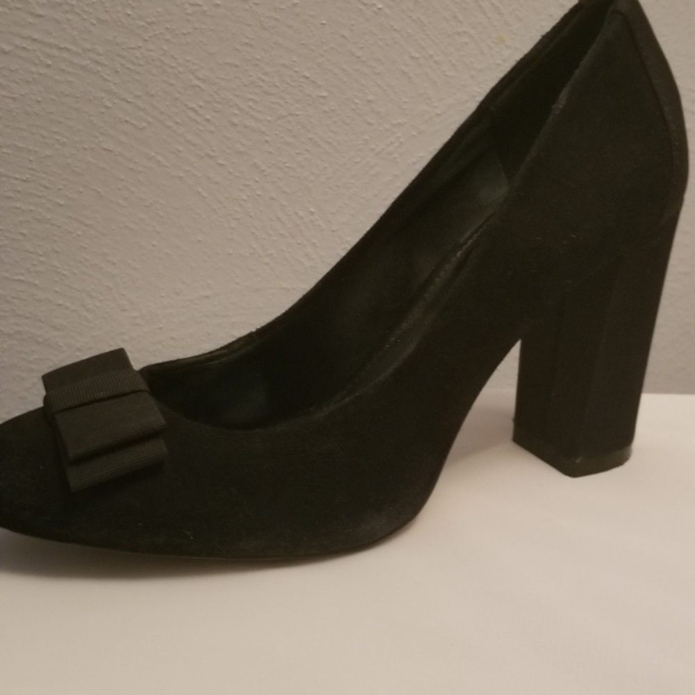 Suede pump